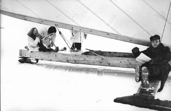 Set del film "Tenderly" - Regia Franco Brusati - 1968 - L'attrice Virna Lisi su una barca a vela e due tecnici con il regista Franco Brusati