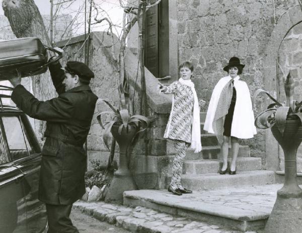 Scena del film "Tenderly" - Regia Franco Brusati - 1968 - Le attrici Virna Lisi e Lila Kedrova e un autista con bagagli