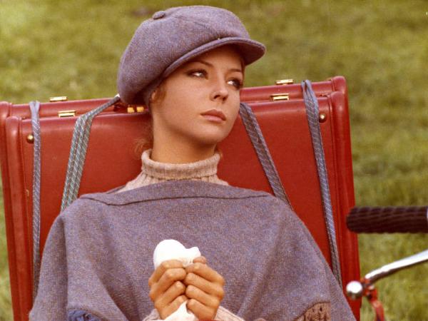 Scena del film "I tulipani di Haarlem" - Regia Franco Brusati - 1970 - L'attrice Carole André con un cappello