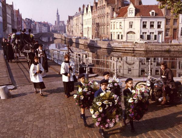 Scena del film "I tulipani di Haarlem" - Regia Franco Brusati - 1970 - Un corteo funebre per le strade di Haarlem, sulla destra l'attore Frank Grimes su una motocicletta