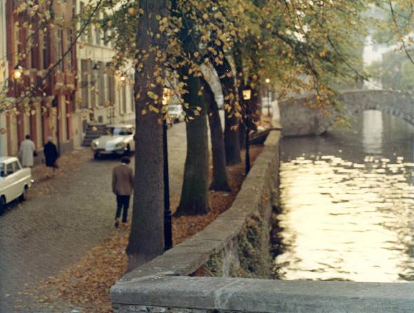 Scena del film "I tulipani di Haarlem" - Regia Franco Brusati - 1970 - L'attore Frank Grimes a passeggio lungo il fiume