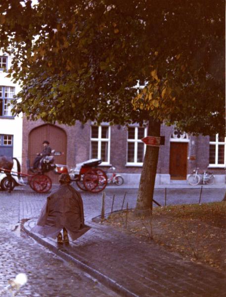 Scena del film "I tulipani di Haarlem" - Regia Franco Brusati - 1970 - Un attore non identificato per le strade di Haarlem