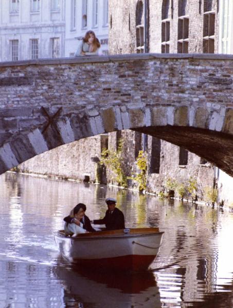 Scena del film "I tulipani di Haarlem" - Regia Franco Brusati - 1970 - L'attrice Carole André su un ponte