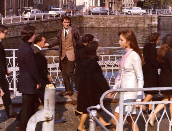 Scena del film "I tulipani di Haarlem" - Regia Franco Brusati - 1970 - Gli attori Frank Grimes e Carole André su un ponte