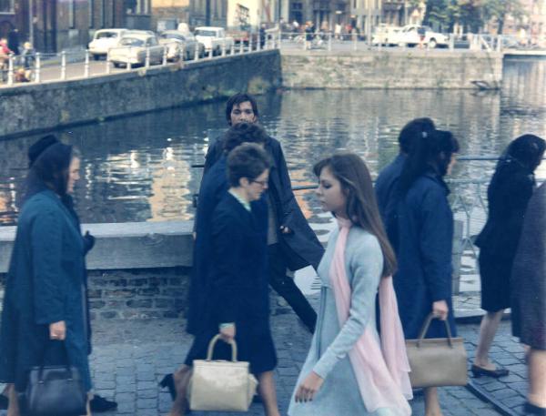 Scena del film "I tulipani di Haarlem" - Regia Franco Brusati - 1970 - Gli attori Frank Grimes e Carole André su un ponte