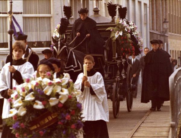 Scena del film "I tulipani di Haarlem" - Regia Franco Brusati - 1970 - Corteo funebre