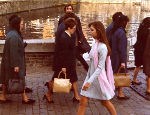 Scena del film "I tulipani di Haarlem" - Regia Franco Brusati - 1970 - Gli attori Frank Grimes e Carole André su un ponte