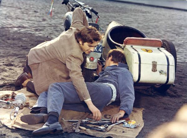 Scena del film "I tulipani di Haarlem" - Regia Franco Brusati - 1970 - L'attore Frank Grimes e un attore non identificato riparano una motocicletta