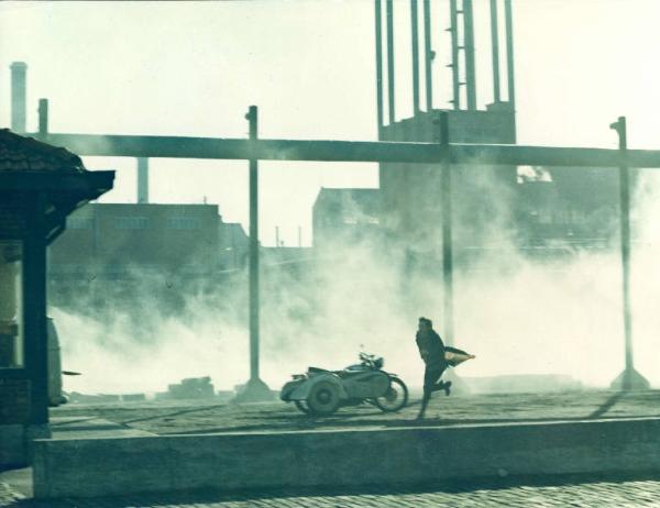 Scena del film "I tulipani di Haarlem" - Regia Franco Brusati - 1970 - L'attore Frank Grimes in corsa