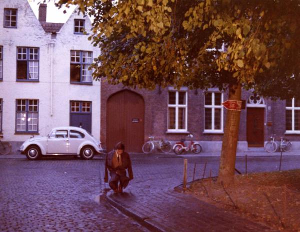 Scena del film "I tulipani di Haarlem" - Regia Franco Brusati - 1970 - L'attore Frank Grimes in ginocchio sotto un albero tra le strade di Haarlem
