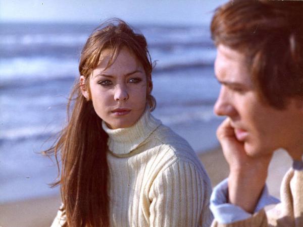 Scena del film "I tulipani di Haarlem" - Regia Franco Brusati - 1970 - Gli attori Frank Grimes e Carole André davanti al mare