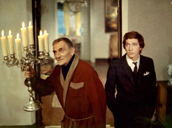 Scena del film "I tulipani di Haarlem" - Regia Franco Brusati - 1970 - L'attore Frank Grimes e un attore non identificato con un candelabro