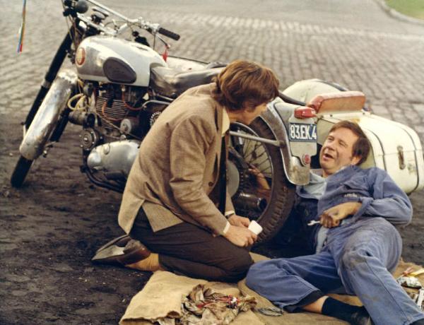 Scena del film "I tulipani di Haarlem" - Regia Franco Brusati - 1970 - L'attore Frank Grimes e un meccanico che ripara una motocicletta