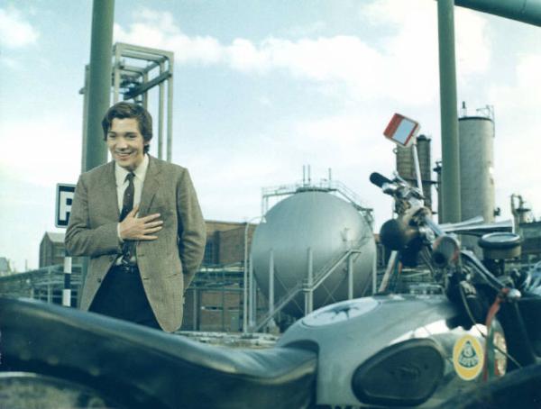 Scena del film "I tulipani di Haarlem" - Regia Franco Brusati - 1970 - L'attore Frank Grimes guarda una motocicletta