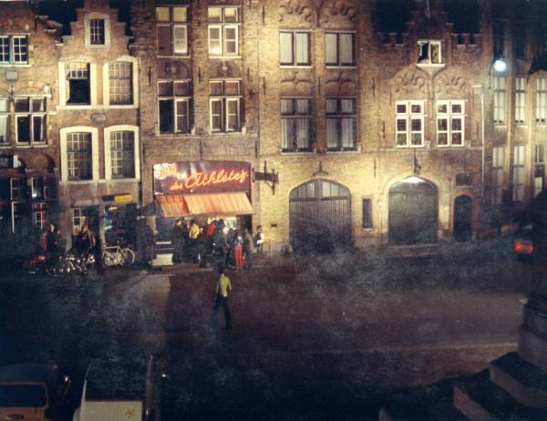 Scena del film "I tulipani di Haarlem" - Regia Franco Brusati - 1970 - Una piazza di Haarlem