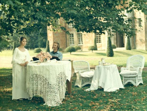 Scena del film "I tulipani di Haarlem" - Regia Franco Brusati - 1970 - Gli attori Frank Grimes e Carole Andrè seduti a un tavolo in giardino