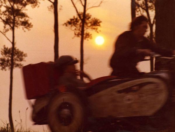 Scena del film "I tulipani di Haarlem" - Regia Franco Brusati - 1970 - Gli attori Frank Grimes e Carole André in motocicletta