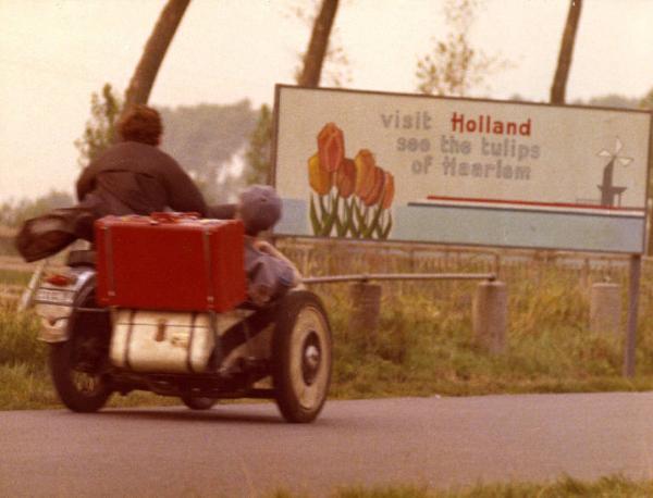 Scena del film "I tulipani di Haarlem" - Regia Franco Brusati - 1970 - Gli attori Frank Grimes e Carole André in motocicletta di spalle