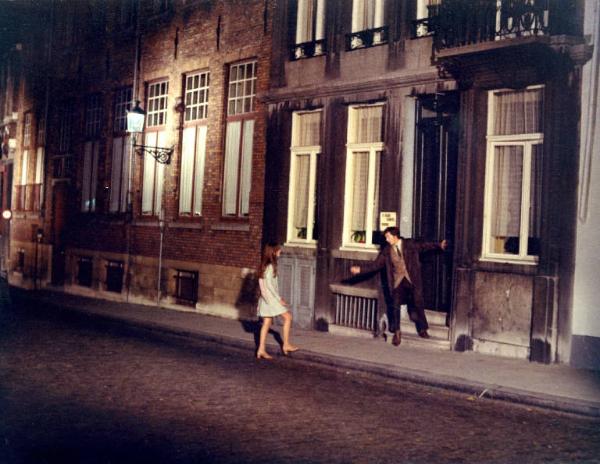 Scena del film "I tulipani di Haarlem" - Regia Franco Brusati - 1970 - Gli attori Frank Grimes e Carol André davanti a un portone