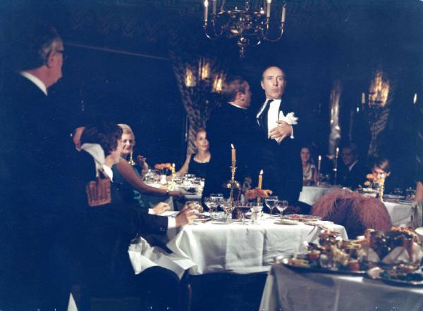 Scena del film "I tulipani di Haarlem" - Regia Franco Brusati - 1970 - L'attore Frank Grimes a un tavolo in un ristorante