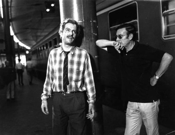 Set del film "Pane e cioccolata" - Regia Franco Brusati - 1974 - L'attore Nino Manfredi e il regista Franco Brusati alla stazione