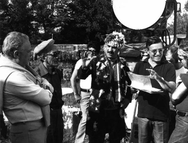 Set del film "Pane e cioccolata" - Regia Franco Brusati - 1974 - L'attore Nino Manfredi, il regista Franco Brusati e altri operatori sul set