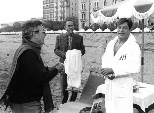 Set del film "Lo zio indegno" - Regia Franco Brusati - 1989 - Il regista Franco Brusati e gli attori Giancarlo Giannini e Vittorio Gassman sulla spiaggia