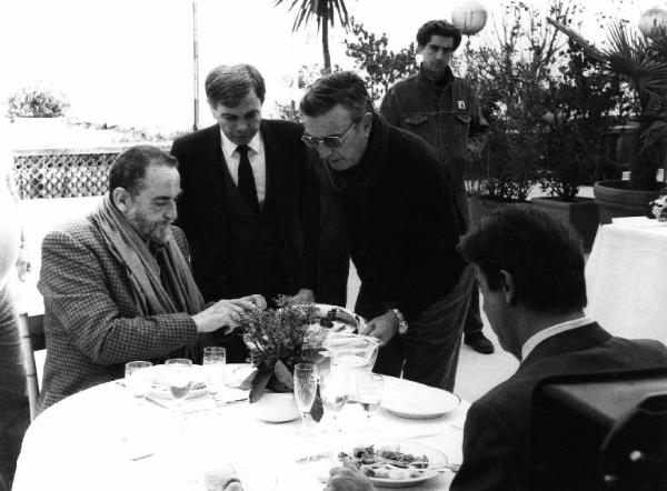 Set del film "Lo zio indegno" - Regia Franco Brusati - 1989 - Il regista Franco Brusati e l'attore Vittorio Gassman con tre attori non identificati