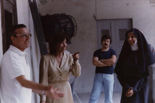 Set del film "Il buon soldato" - Regia Franco Brusati - 1982 - Il regista Franco Brusati e le attrici Mariangela Melato e Giuliana Gargiulo sul set