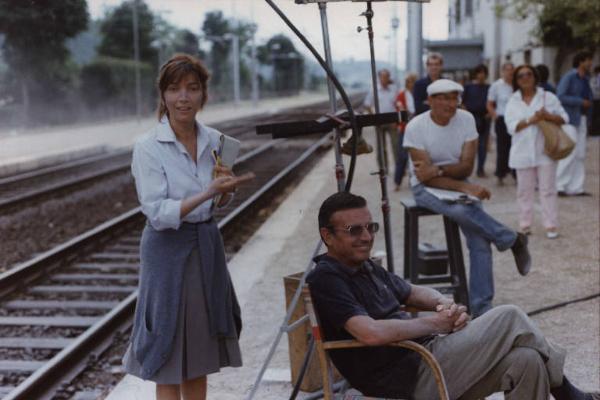 Set del film "Il buon soldato" - Regia Franco Brusati - 1982 - Il regista Franco Brusati e l'attrice Mariangela Melato alla stazione