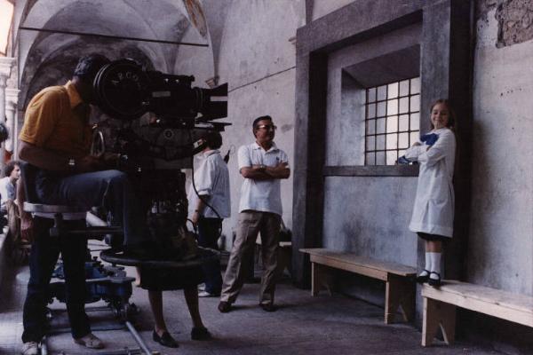 Set del film "Il buon soldato" - Regia Franco Brusati - 1982 - Il regista Franco Brusati sul set con una bambina e gli operatori