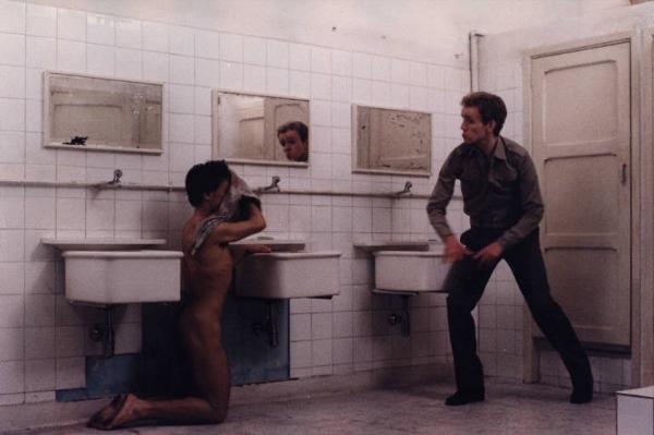 Scena del film "Il buon soldato" - Regia Franco Brusati - 1982 - L'attore Gerard Darier e un attore non identificato nudo in ginocchio in un bagno