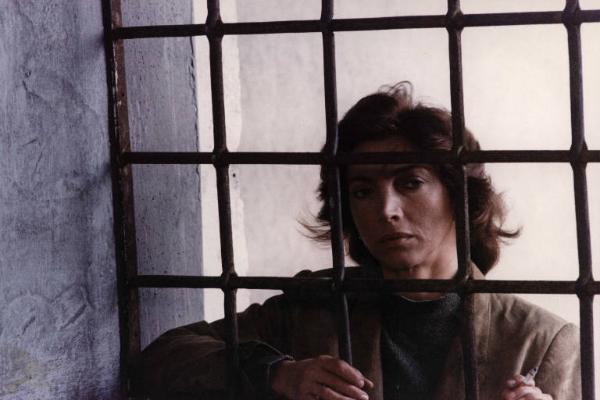 Scena del film "Il buon soldato" - Regia Franco Brusati - 1982 - L'attrice Mariangela Melato dietro le sbarre