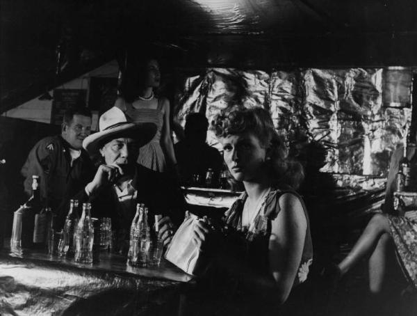 Scena del film "Senza pietà" - Regia Alberto Lattuada - 1948 - L'attrice Carla Del Poggio al bancone in un bar con un attore non identificato con un cappello