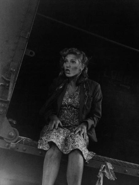 Scena del film "Senza pietà" - Regia Alberto Lattuada - 1948 - L'attrice Carla Del Poggio in treno