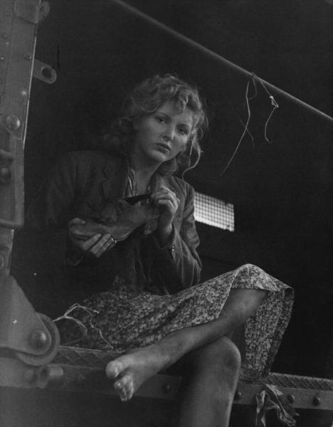 Scena del film "Senza pietà" - Regia Alberto Lattuada - 1948 - L'attrice Carla Del Poggio in treno con una scarpa in mano