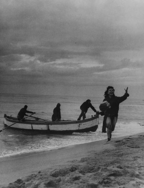 Scena del film "Senza pietà" - Regia Alberto Lattuada - 1948 - L'attrice Giulietta Masina sulla spiaggia in riva al mare