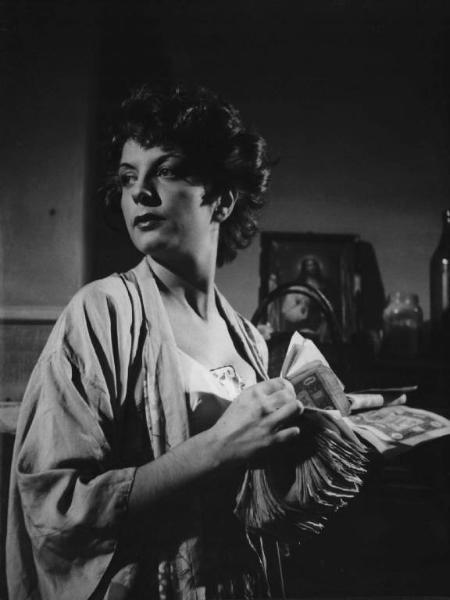 Scena del film "Senza pietà" - Regia Alberto Lattuada - 1948 - Un'attrice non identificata con in mano dei soldi