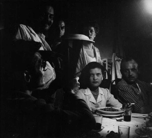 Scena del film "Senza pietà" - Regia Alberto Lattuada - 1948 - L'attore Folco Lulli e altri attori non identificati in un ristorante