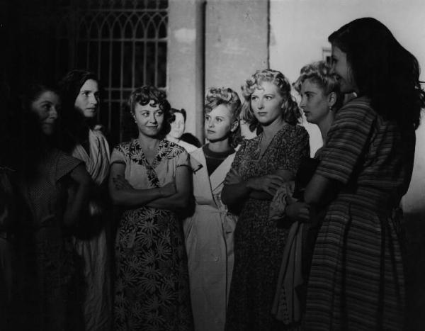 Scena del film "Senza pietà" - Regia Alberto Lattuada - 1948 - Le attrici Giulieta Masina e Carla Del Poggio e altre attrici non identificate