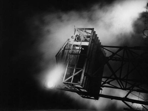 Scena del film "Senza pietà" - Regia Alberto Lattuada - 1948 - Torre di guardia in un campo militare