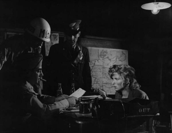 Scena del film "Senza pietà" - Regia Alberto Lattuada - 1948 - L'attrice Carla Del Poggio con tre attori non identificati in divisa militare