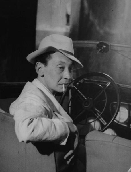 Scena del film "Senza pietà" - Regia Alberto Lattuada - 1948 - Pierre Claudé con un cappello in automobile