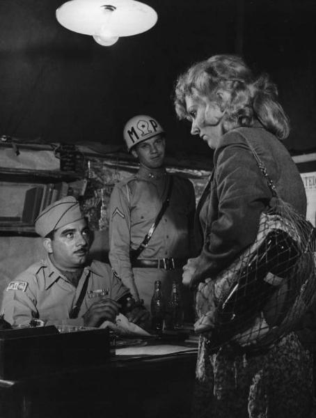 Scena del film "Senza pietà" - Regia Alberto Lattuada - 1948 - L'attrice Carla Del Poggio e due attori non identificati in divisa militare