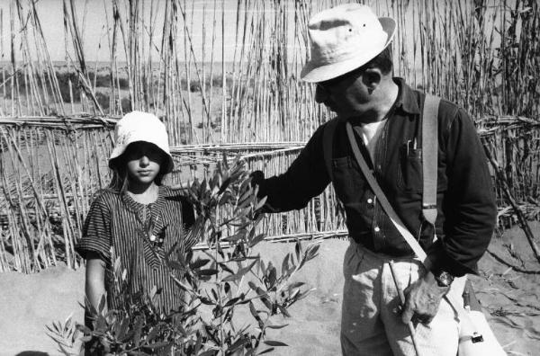 Set del film "Bianco, rosso e..." - Regia Alberto Lattuada - 1972 - L'attrice Alessandra Mussolini e il regista Alberto Lattuada