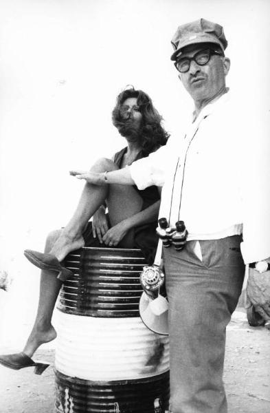 Set del film "Bianco, rosso e..." - Regia Alberto Lattuada - 1972 - L'attrice Sophia Loren su un bidone e il regista Alberto Lattuada