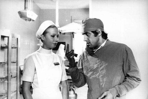 Scena del film "Bianco, rosso e..." - Regia Alberto Lattuada - 1972 - L'attore Adriano Celentano in camice da medico e un'attrice non identificata