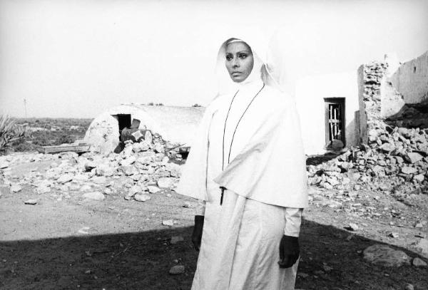 Scena del film "Bianco, rosso e..." - Regia Alberto Lattuada - 1972 - L'attrice Sophia Loren in abito da suora