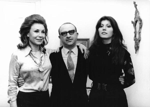 Set del film "Bianco, rosso e..." - Regia Alberto Lattuada - 1972 - Il regista Alberto Lattuada con l'attrice Claudia Mori e un'attrice non identificata