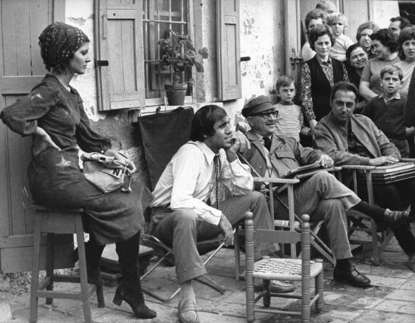 Set del film "Bianco, rosso e..." - Regia Alberto Lattuada - 1972 - Il regista Alberto Lattuada sul set con gli attori Adriano Celentano e Claudia Mori e altri componenti della troupe